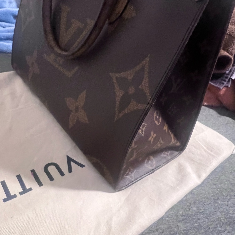 Lightly used lv on the go tote mm